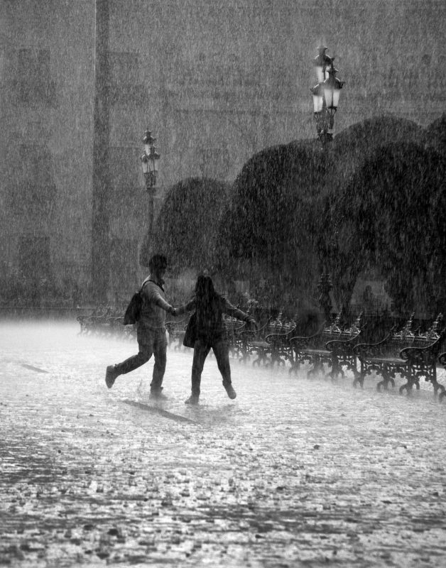 Mưa tình yêu - Nhấm nháp trong làn mưa, cặp đôi đang lặng lẽ bên nhau, tình yêu giữa họ như ngọt ngào hơn nhờ ánh mưa làm tan chảy những khó khăn. Hãy cùng ngắm nhìn hình ảnh \