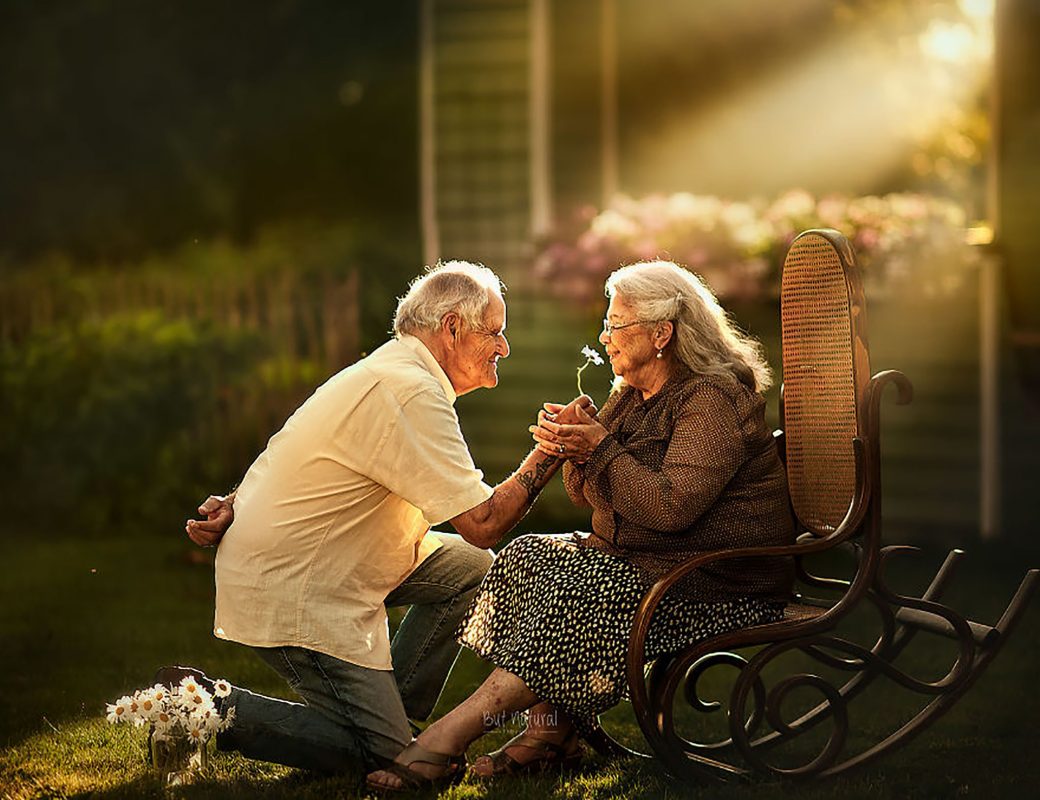 Hạnh phúc lúc hoàng hôn là điều mà chúng ta đều trăn trở và mong muốn. Hãy xem ảnh hai người già yêu nhau, những khoảnh khắc đáng yêu của họ trong ánh hoàng hôn, chắc chắn sẽ làm tan chảy trái tim của bạn.