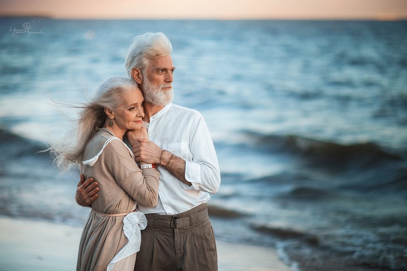 Tình yêu không biết tuổi tác và hình ảnh hai người già yêu nhau sẽ cho bạn thấy điều đó. Họ cùng nhau đối mặt với cuộc sống và khắc phục những khó khăn, để yêu thương vẫn được giữ nguyên như ban đầu.