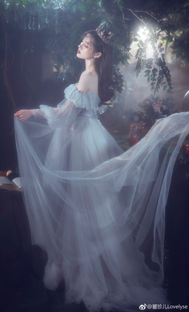 Mãn nhãn những mẫu váy cưới đính pha lê hoa nổi 3D Xuân Hè 2017