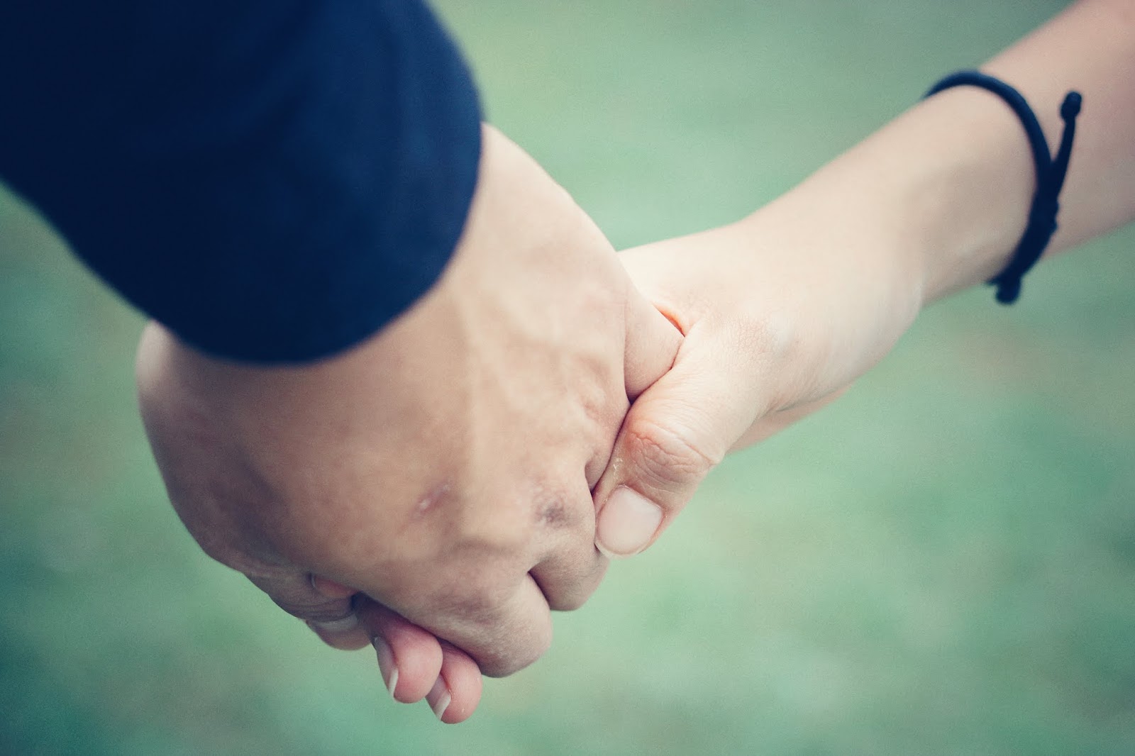 Hình nền đôi nắm tay là sự kết hợp hoàn hảo giữa tình yêu và sự kết nối. Khi chọn lựa hình nền đôi nắm tay, bạn đã thể hiện rằng tình yêu của mình là một sức mạnh vững chắc, có khả năng tạo nên một kết nối đến với người yêu của mình. Hãy để những bức hình nền này giúp bạn cảm thấy tình yêu của mình mãi mãi luôn chắc nịch nhé!