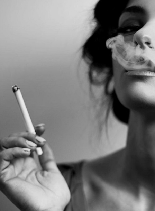 Avatar ngầu cô gái hút thuốc Kỷ Nguyên Làm Đẹp