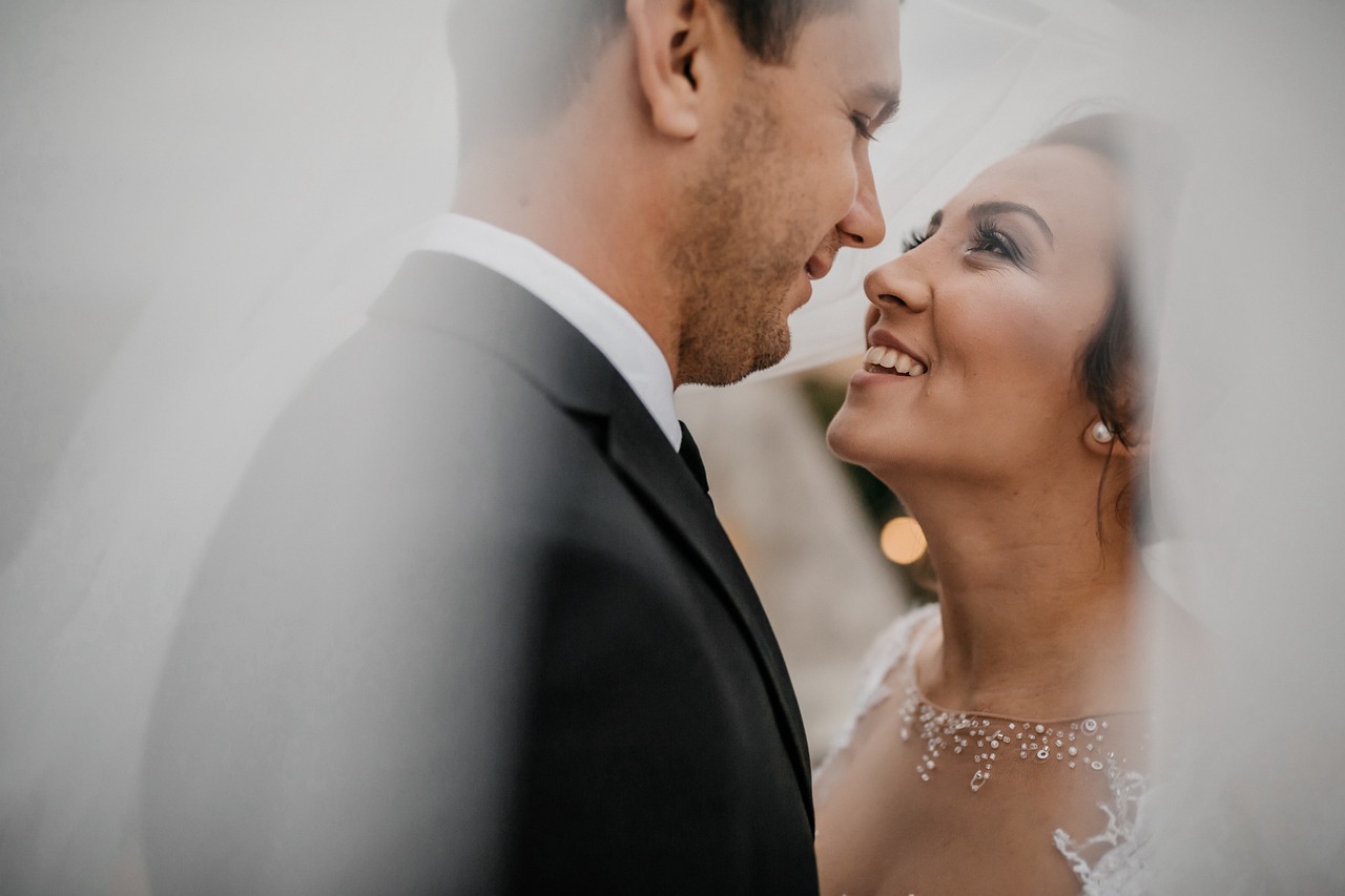 Frases para recién casados graciosas: El matrimonio es como un circo, ¡prepárense para los payasos!