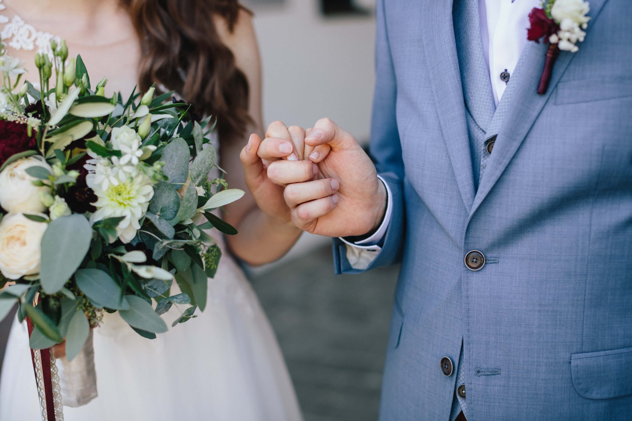 Celebra tu amor con humor: Frases graciosas para novios que se casan